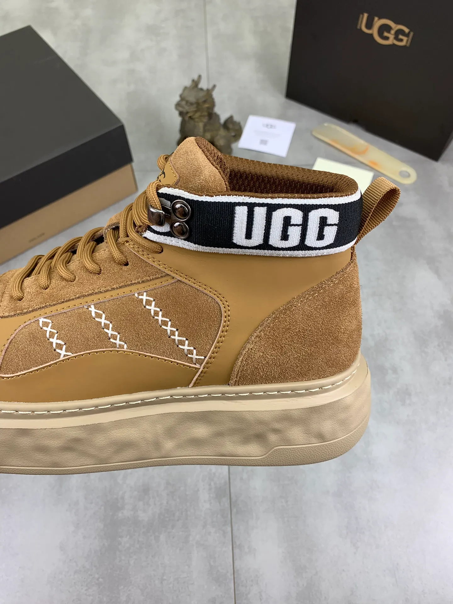 Men's shoes 💰P640 [New style] 💰 🆘 "Real wool" [UGG] 👉The popular men's shoes are synchronized with the official website 🔰The quality of the genuine products [satisfied] is not comparable to the imitations in the general market 🌀The upper is imported Italian frosted cowhide, and the lining is: foot pad 🅰️ grade 🐑Real wool👻Only Grade A can show the effect The hand feels smooth and delicate 🔱The shoe shape is grand, only genuine manufacturers can do it 🎄The perfect toughness of the original outsole 👻⬛️ can allow customers to bid farewell to one-time consumption. Real wool lining, super warm. Brown and gray available. Size: 39-44
